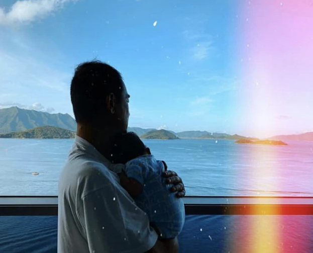 陳小春曬全家福賀新年，二胎兒子正臉首曝光，和哥哥長得超像