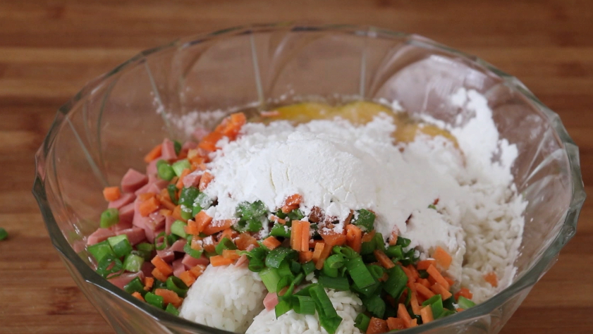 Don’t make egg fried rice with leftover rice. It’s simple to make, and both adults and children love it. It’s nutritious and greedy