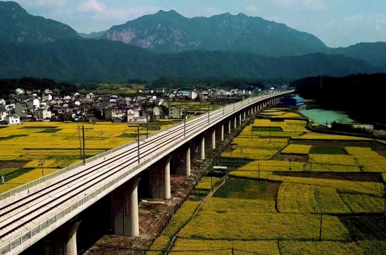 ���������ǿ��������й���ҵ��ʵ�־����ڷɣ��ܷ���Ϊ����һ���й�����