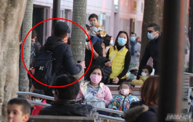 郭富城一家四口罕見同框，夫妻挽手很甜蜜，倆女兒正面超可愛