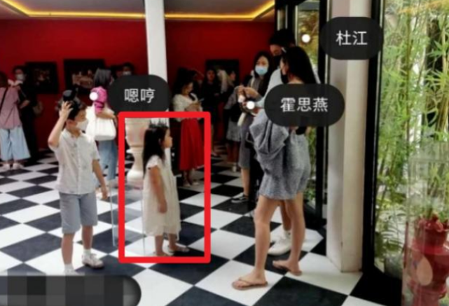怀孕？霍思燕穿喜服跳舞小腹微隆，身形丰腴圆润，杜江闭眼夸老婆