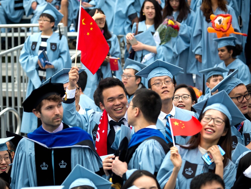 美拒签中国留学生，或正中我国下怀？美媒痛批拜登：帮了中国大忙