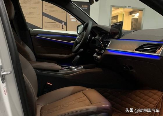 2021款宝马5系实车到店，白色涂装很精致，标配11色氛围灯