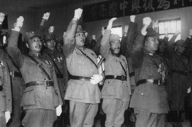 处处与红军为敌的国军上将，为何退掉老蒋的机票，敢率部和平起义