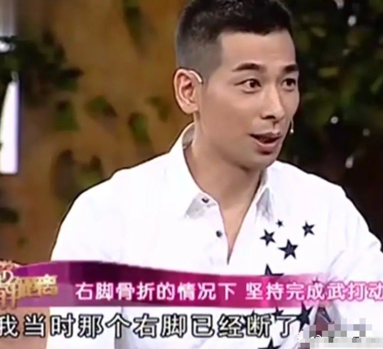赵文卓罕晒全家福，妻子颜值不输梅艳芳，女儿像超模儿子复制老爸