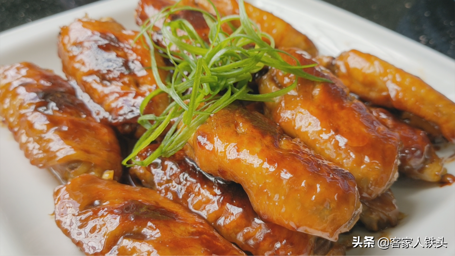 吃鸡翅还烤和炸？备2斤教你新吃法，皮香肉滑好吃，比烤鸡翅还香