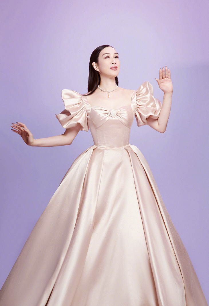 钟丽缇晒母女写真，俩女儿颜值高气场足，妈妈小腹平平仍未能怀孕