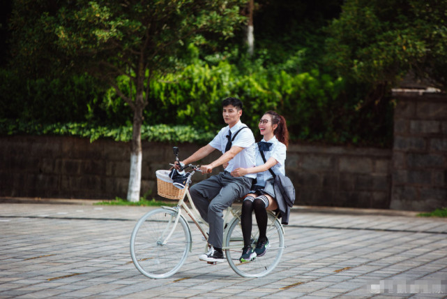 蔡少芬张晋穿学生装甜蜜放闪，夫妻俩逛操场骑单车，宛若校园情侣