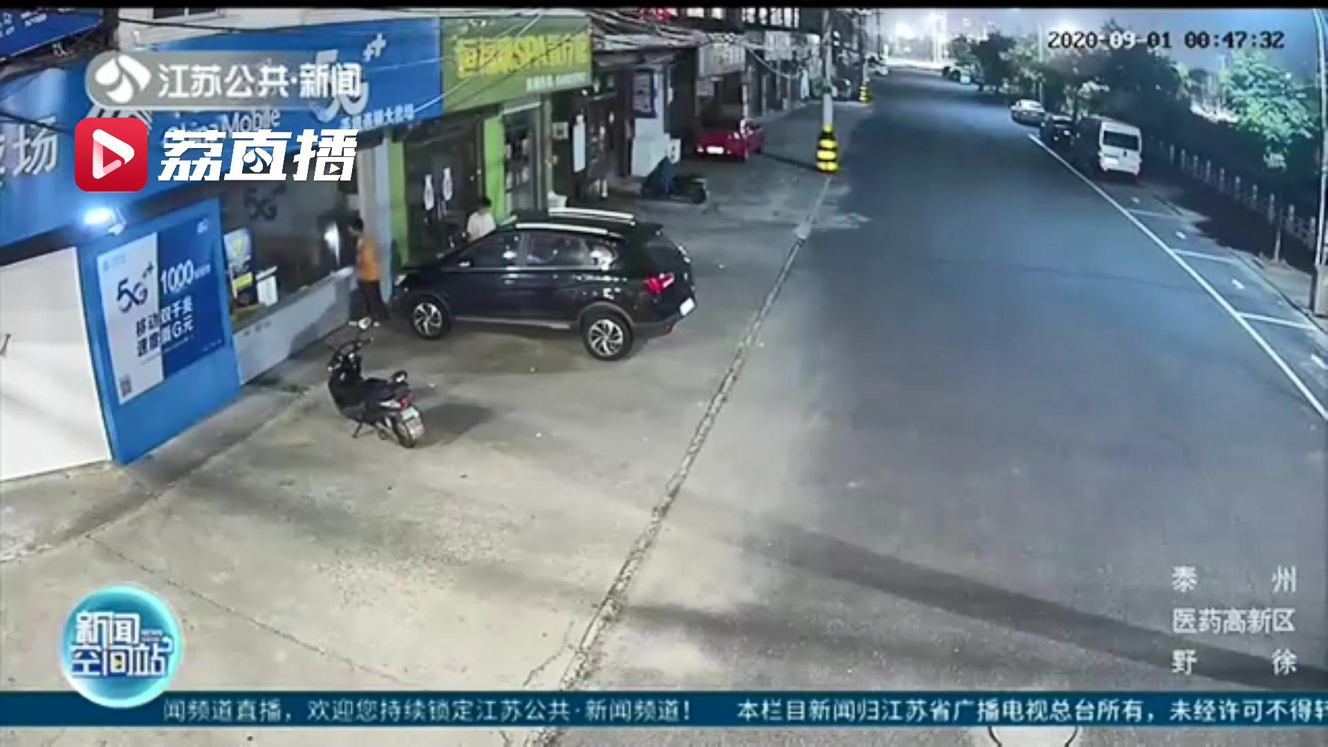 老人后半夜睡不着刷手机上网 意外协助抓获小偷