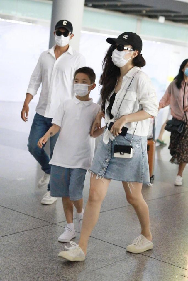 杜江携老婆儿子现身机场，7岁嗯哼暴风抽高，霍思燕被拍成短粗腿