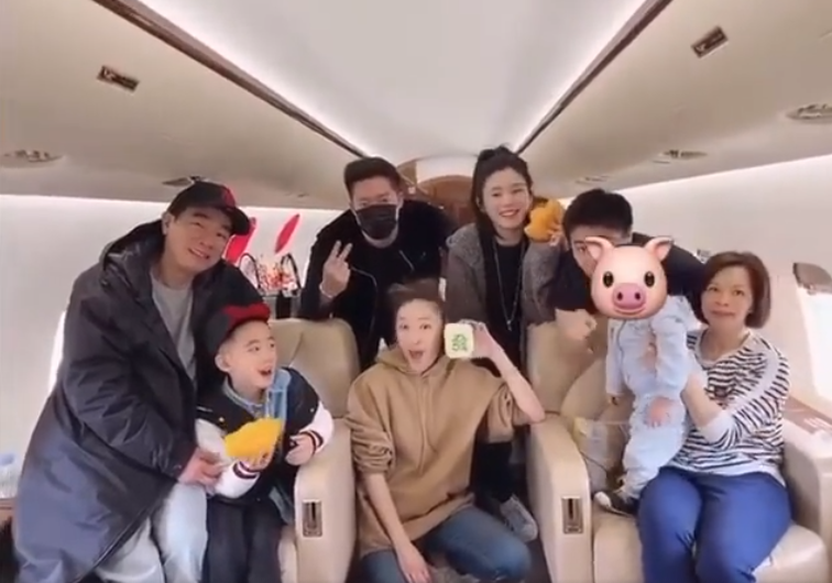 賭王1歲長孫罕見現身！ 一身藍色套裝乘坐私人飛機，還同框小小春