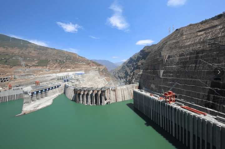 白鶴灘水電站建造工藝有多精？泄洪洞光滑如鏡，照鏡子人影不變形