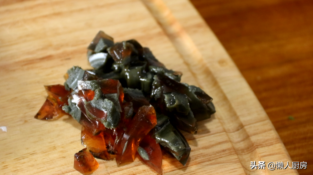 豆腐切絲，與皮蛋絕配，這樣做成湯羹，細膩爽滑，營養又美味