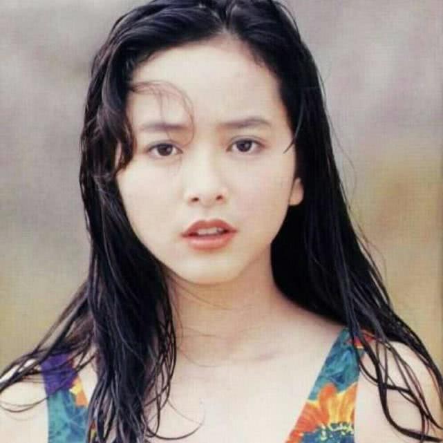 林志颖曾追求她3年，她却转身嫁了个富豪，如今满头白发依旧单身