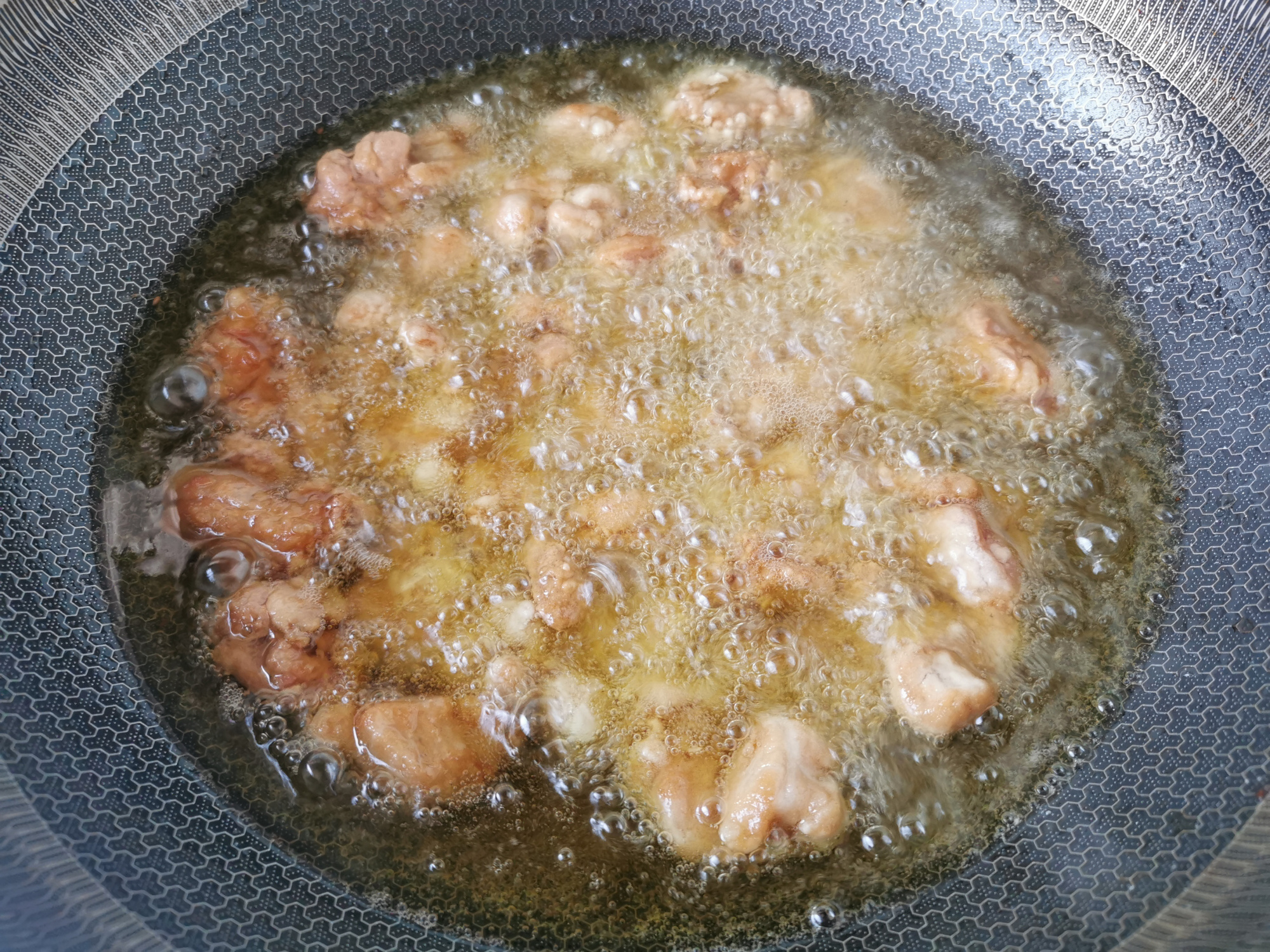 教你做脆皮炸鸡，不用鸡蛋，不用面包糠，放凉了一样酥脆