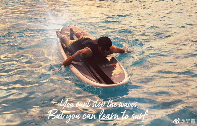 吴尊带儿女冲浪，10岁Neinei长腿抢镜，穿泳衣展超模气质