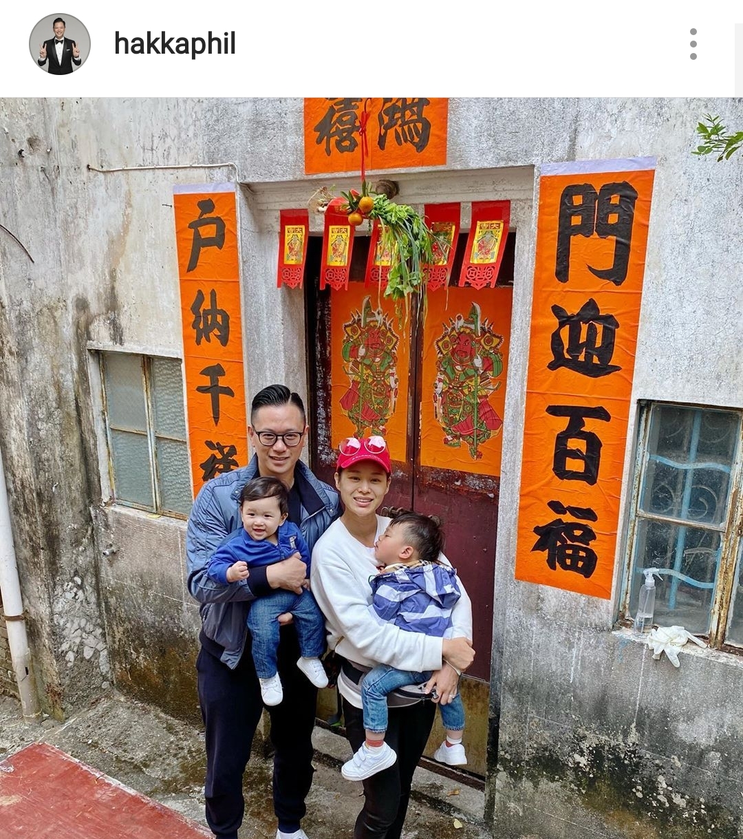 胡杏儿参加中秋晚会数月未回家，3个儿子看直播支持妈妈画面温馨