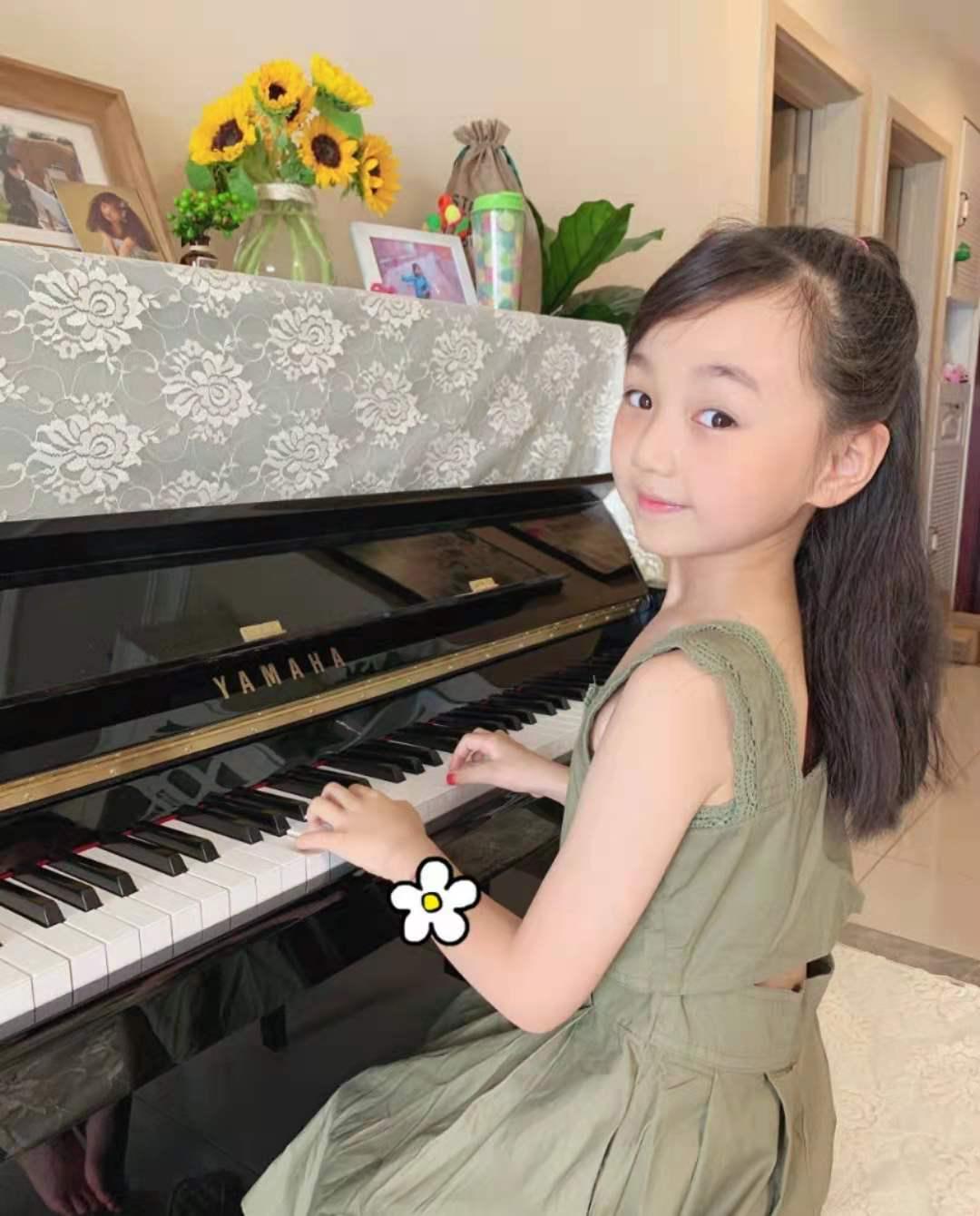 《爸爸去哪儿》小山竹近照曝光，浓妆打扮露腰装，网友怒批太成熟
