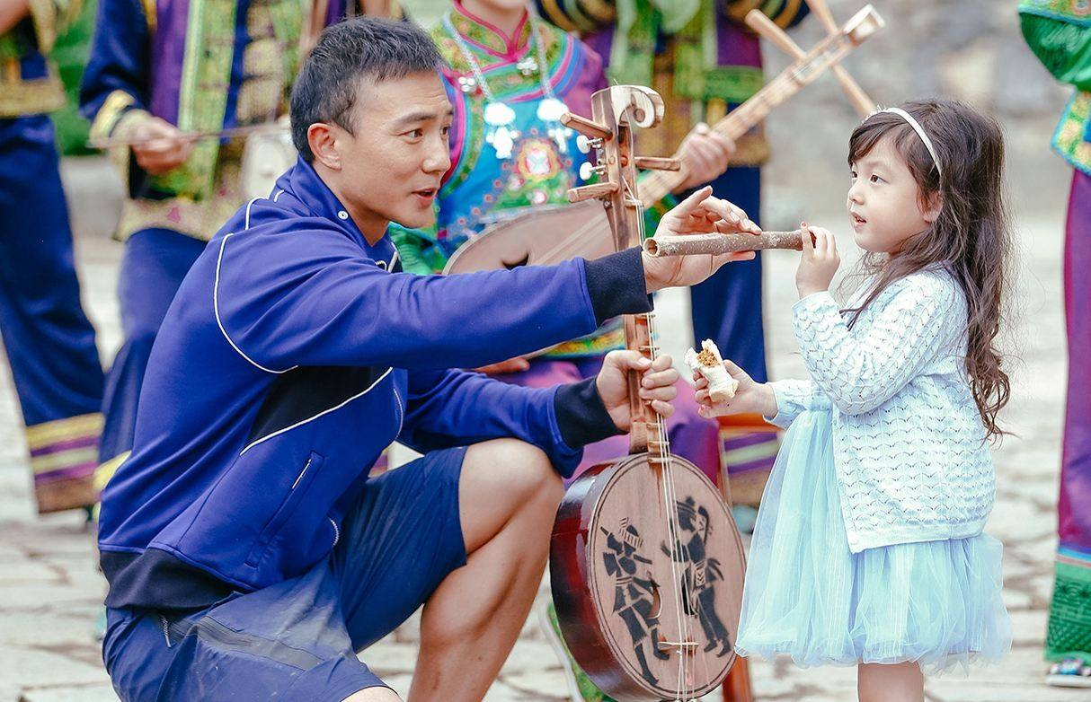 刘畊宏一家四口集体出游，小泡芙近照曝光，继承爸妈好基因