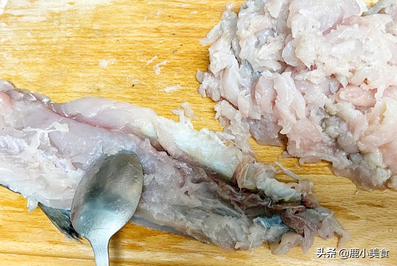 鱼丸想弹嫩爽口，牢记“3个窍门”，富有弹性不松散，鱼味特别鲜