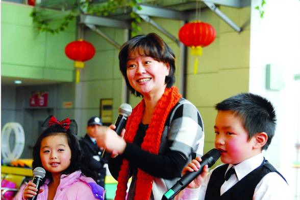 54岁鞠萍私下近照曝光，身材发福双下巴明显！27岁儿子却魁梧