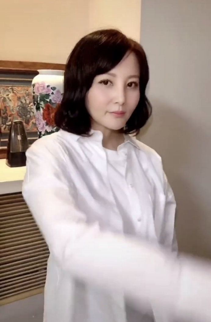 陶红的脸真是个谜，出道32年，但皮肤嫩的好似能