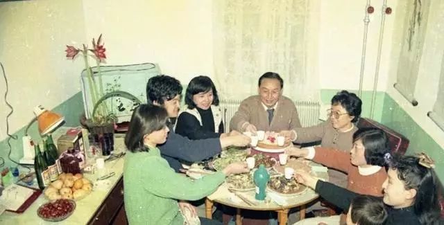 珍贵老照片：80年代富裕家庭聚餐照片，大鱼大虾红烧肉