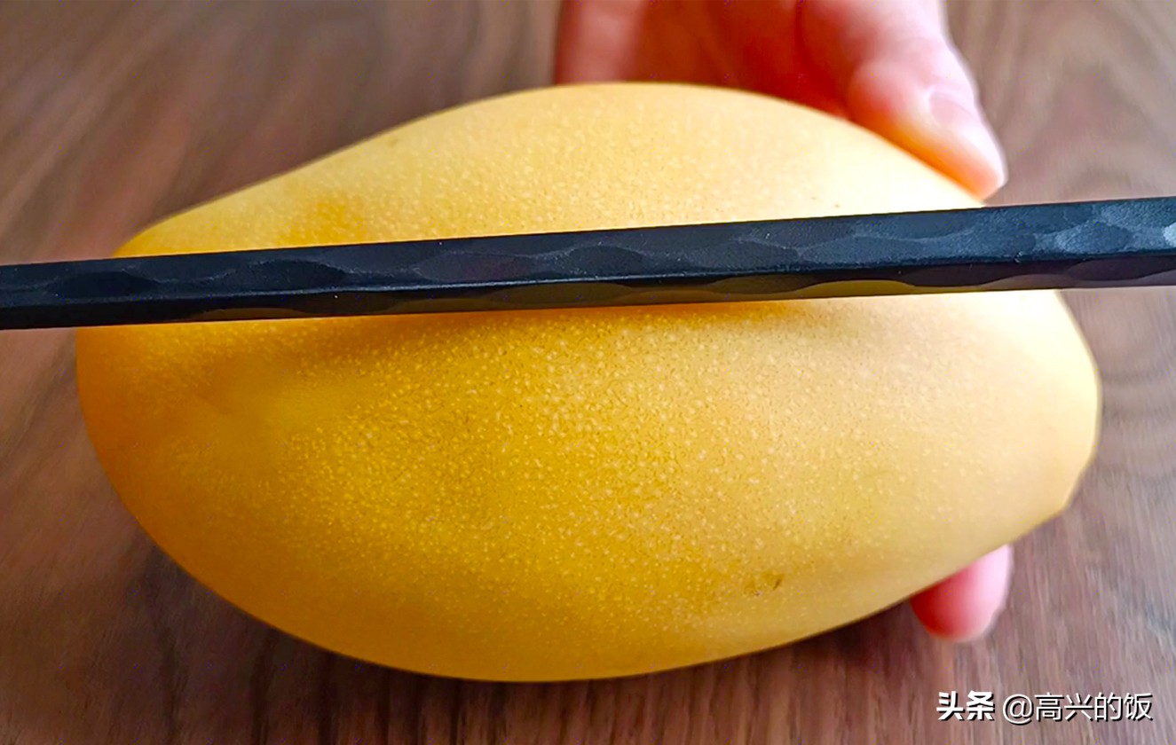 剝芒果皮很簡單，不髒手不流汁，1根筷子就搞定，這方法太棒了