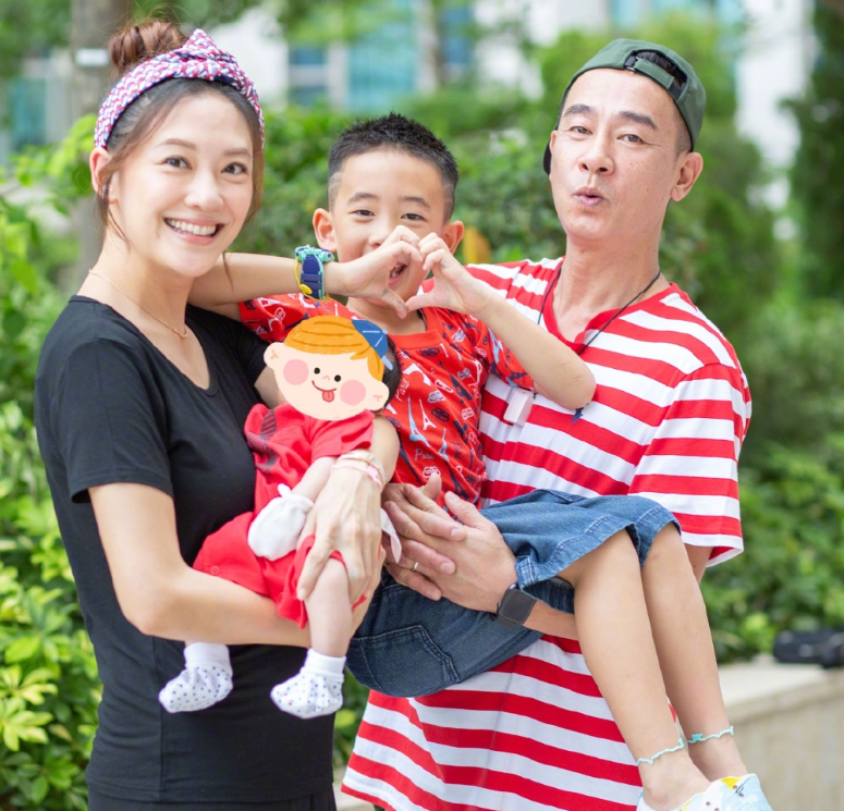 應采兒二胎剖腹產，陳小春全程緊握老婆的手，每個生命都來之不易