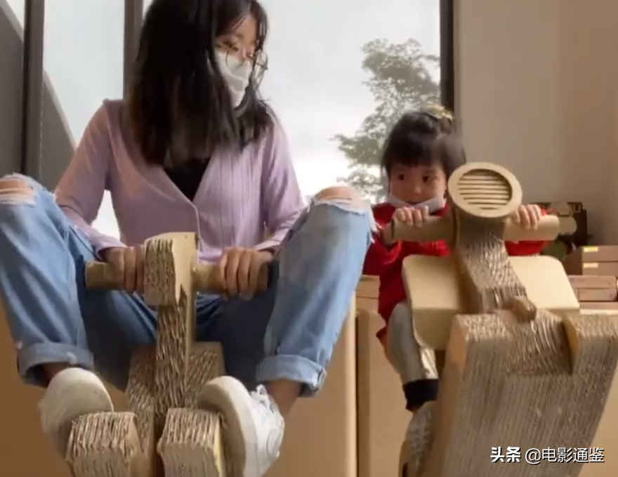 賈靜雯女兒長大啦，修思羽長相軟萌十足，姐姐咘咘五官顏值絕了
