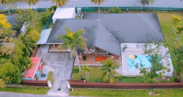 吴尊心情愉悦晒新豪宅，全家出动放鞭炮庆祝，手抱木桶称华人传统