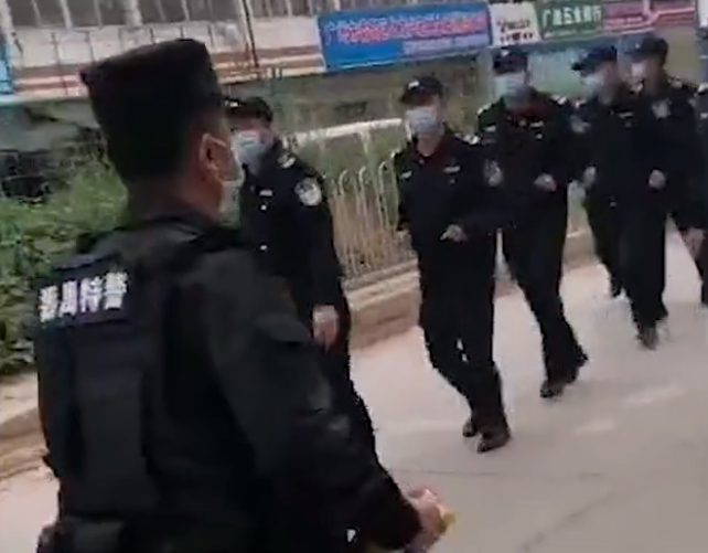 突发！广东番禺一村委会疑似发生爆炸，大批特警赶赴现场