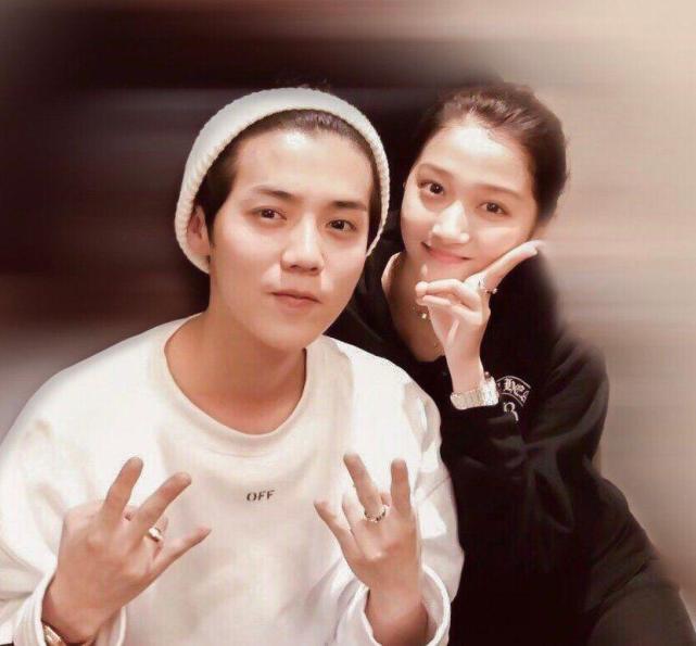 鹿晗穿情侣装撒糖，此前关晓彤曾穿同款与他过