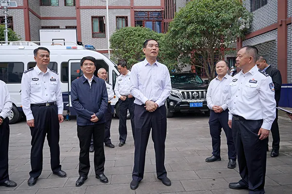 国庆假期，重庆新任公安局长首赴一线督导