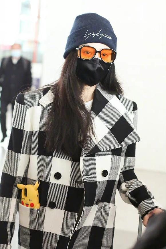 奔四的女人别再大衣配打底裤了，学学范冰冰这