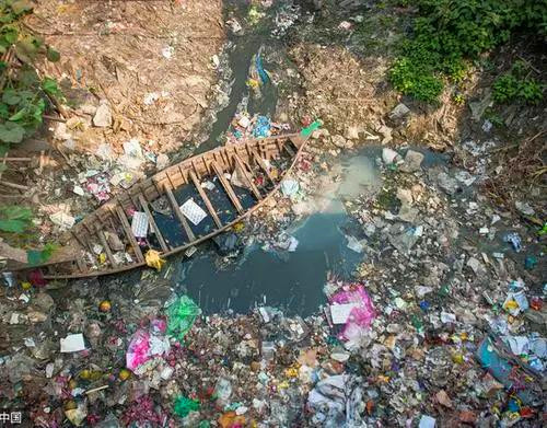 世界最脏的国家，印度都甘拜下风，街边女人的行为令人难以置信