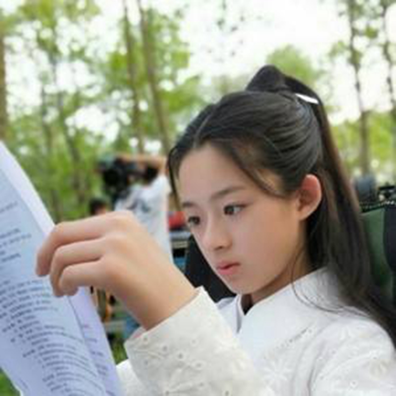 又一位童星被“催熟”？还没小学毕业就签约，