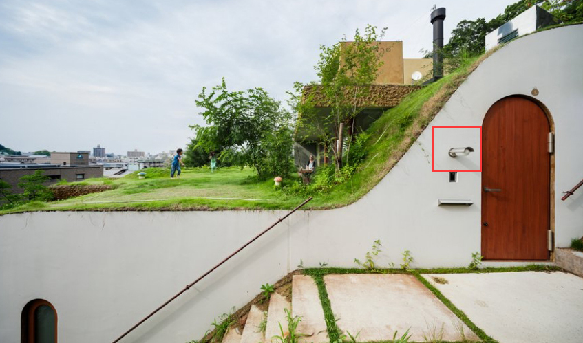 這是日本窯洞房，嵌入山體打造梯田式集合住宅，庭院搬屋頂上