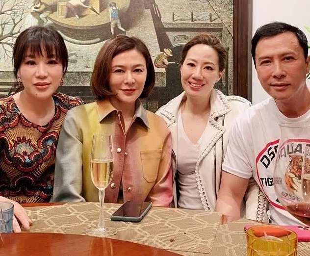 吕良伟老婆晒美甲，58岁关之琳出镜显老态，浓妆盖不住皱纹