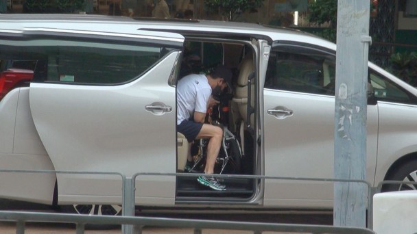 张家辉和妻女出门暴露家庭地位，57岁关咏荷和15岁女儿似姐妹花
