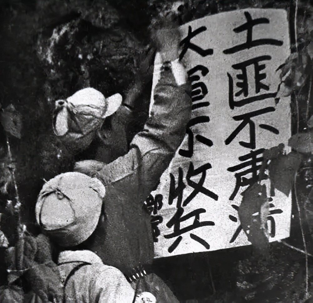 解放军老兵掉队，遇到敌人搜查，身上浸透马汗的被子救了一命