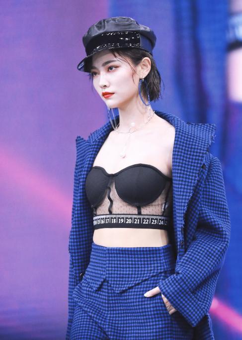 26 years old of Xu Jiaqi, figure of appearance Gao Leng is hot, this girl indeed sex appeal is attractive