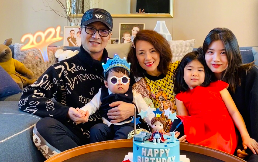 章子怡二胎兒子長大了！ 17個月爬沙發顯乖巧，卻因穿紙尿褲惹爭議