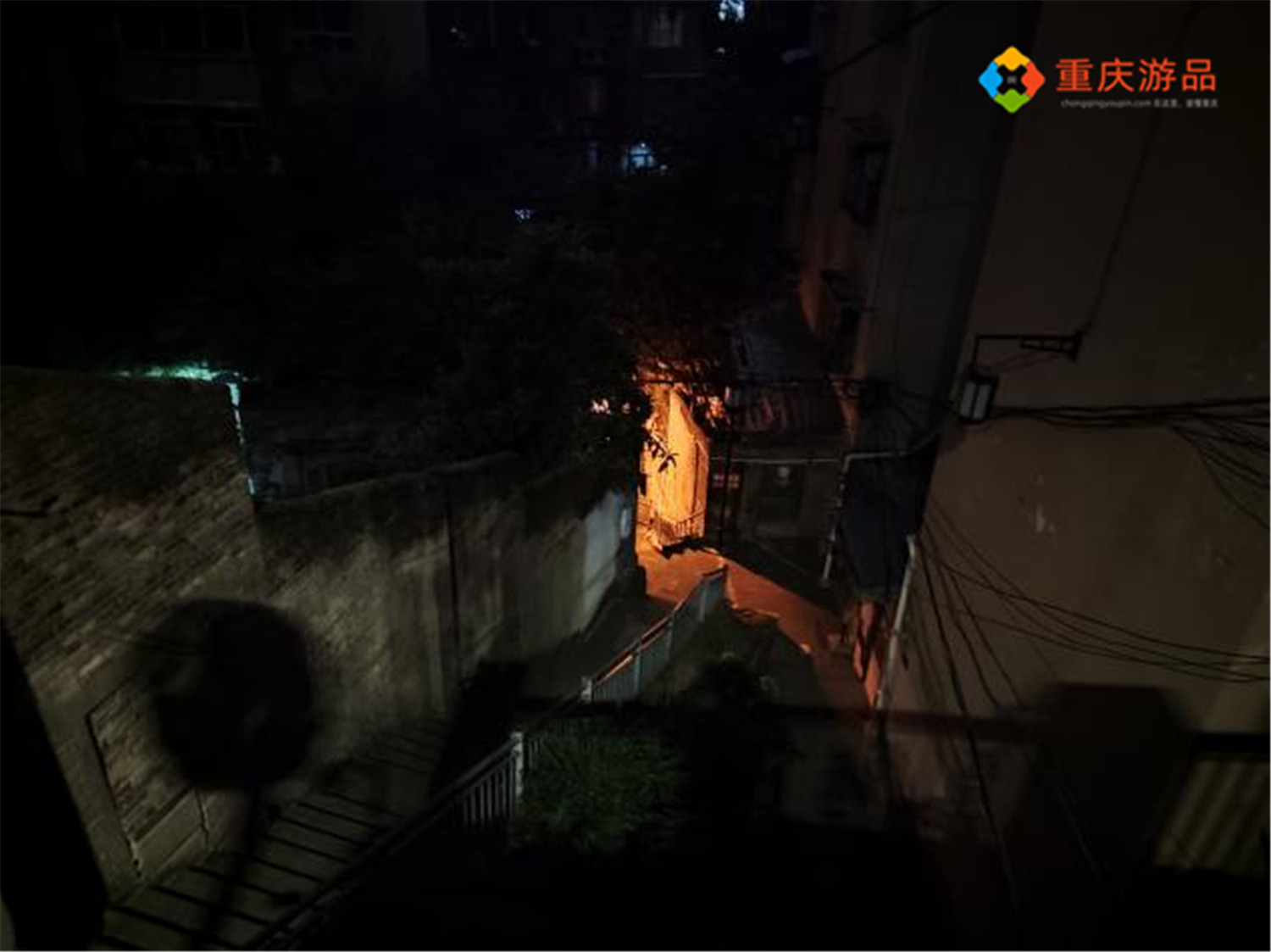 重庆90后小伙夜探鹅岭，小巷子越深越暗，吓得他一口气跑了回去
