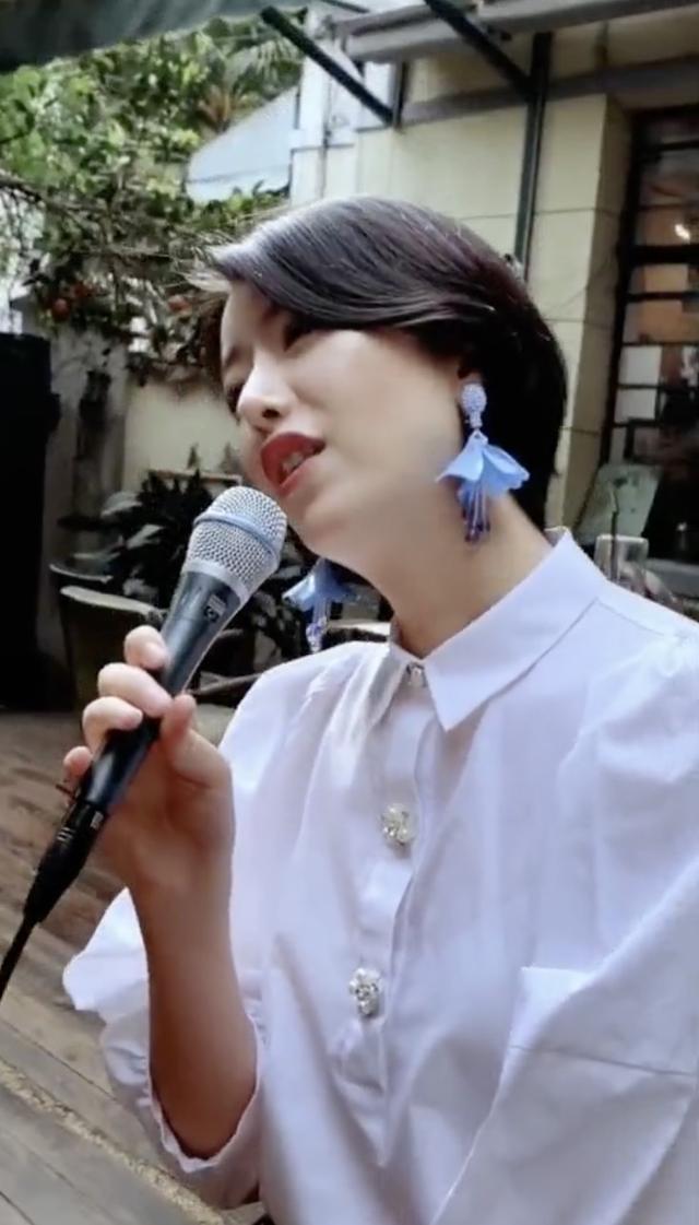 李亚鹏带女儿游玩，其女友却在大秀身材？脖子上的贴纸令人遐想
