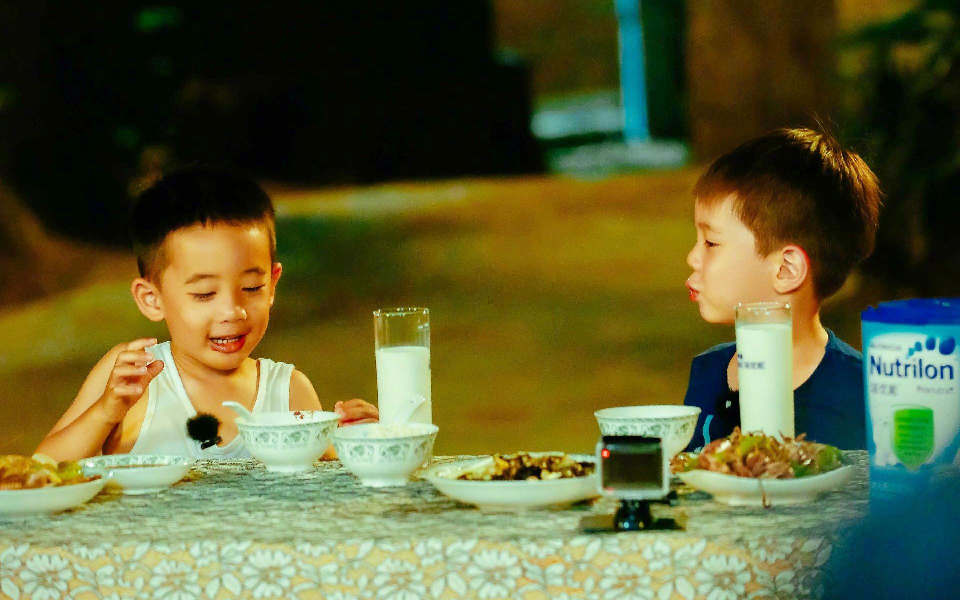 霍思燕晒儿子怼脸视频，嗯哼瘦到脱相双眼皮都消失，差点没认出来