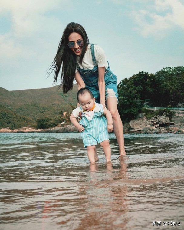陳凱琳曬鄭嘉穎餵大兒子吃雪糕的溫馨瞬間一家人享甜蜜的家庭時光
