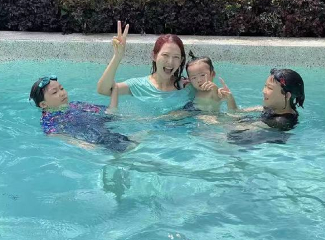 蔡少芬晒张晋视角带仨娃游泳照，2岁乐儿扎小辫学姐姐比耶，萌翻