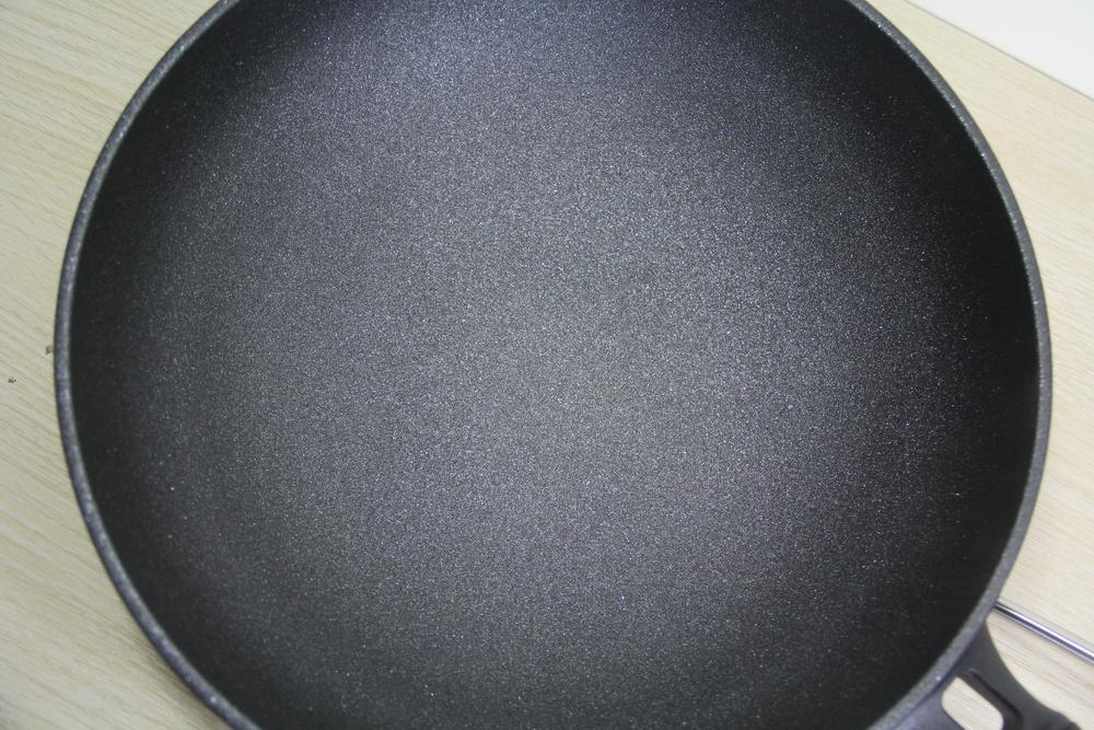 九阳晶钻耐磨不粘锅：一款敢随锅送钢铲的明火锅