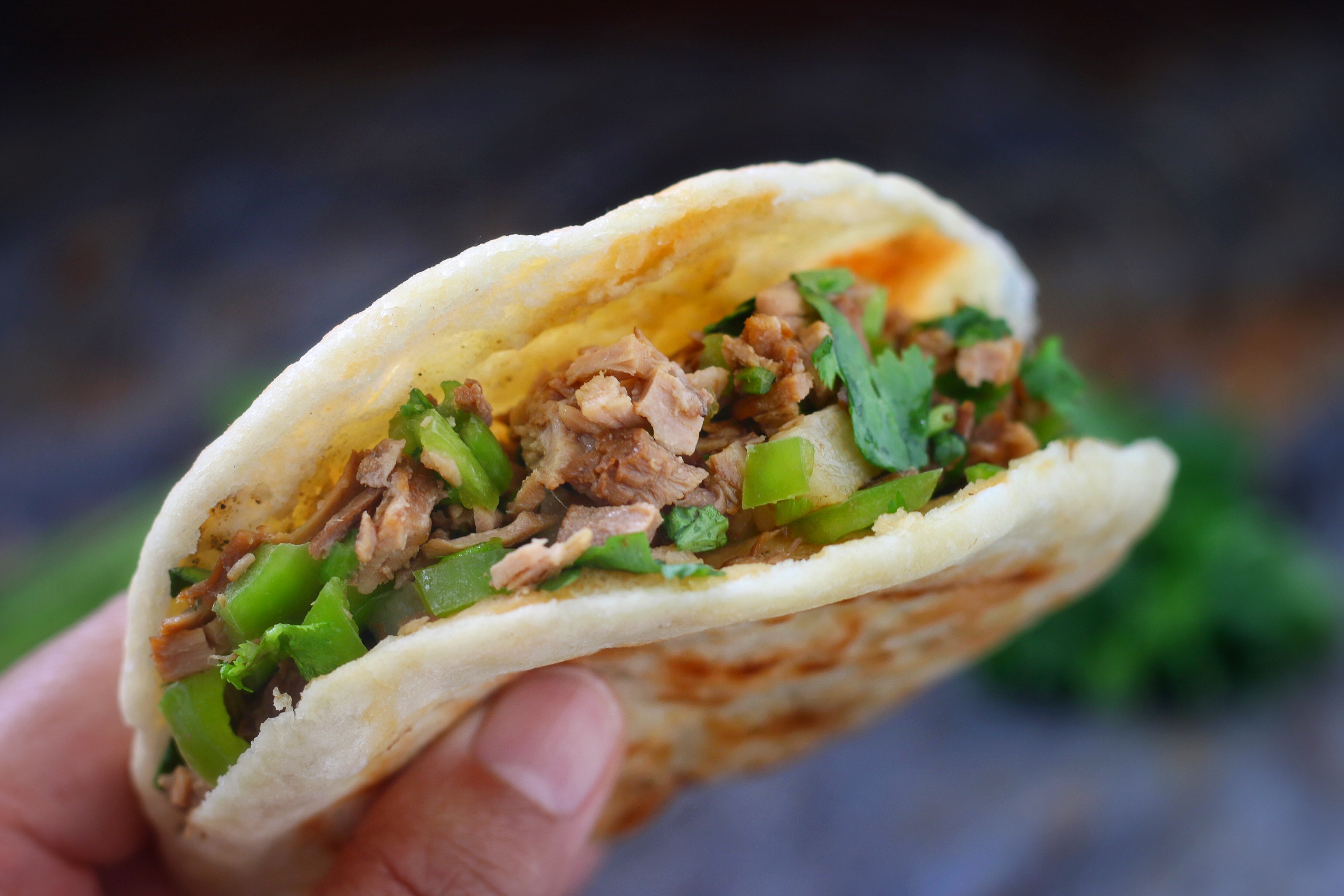 猪肉降到9块，烙几个火烧，卤1锅肉，剁碎一夹，太香了